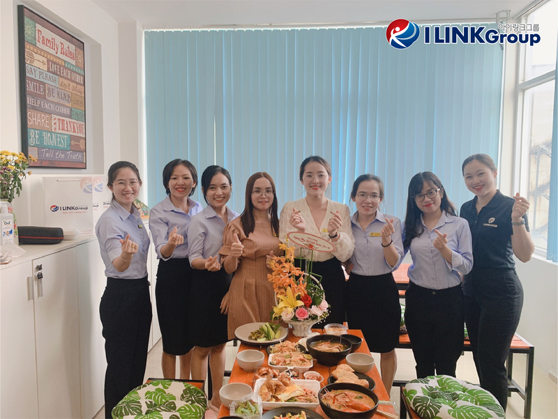 Miss Vy (Áo trắng - Phó Giám Đốc) cùng các nhân viên nữ của I Link Group