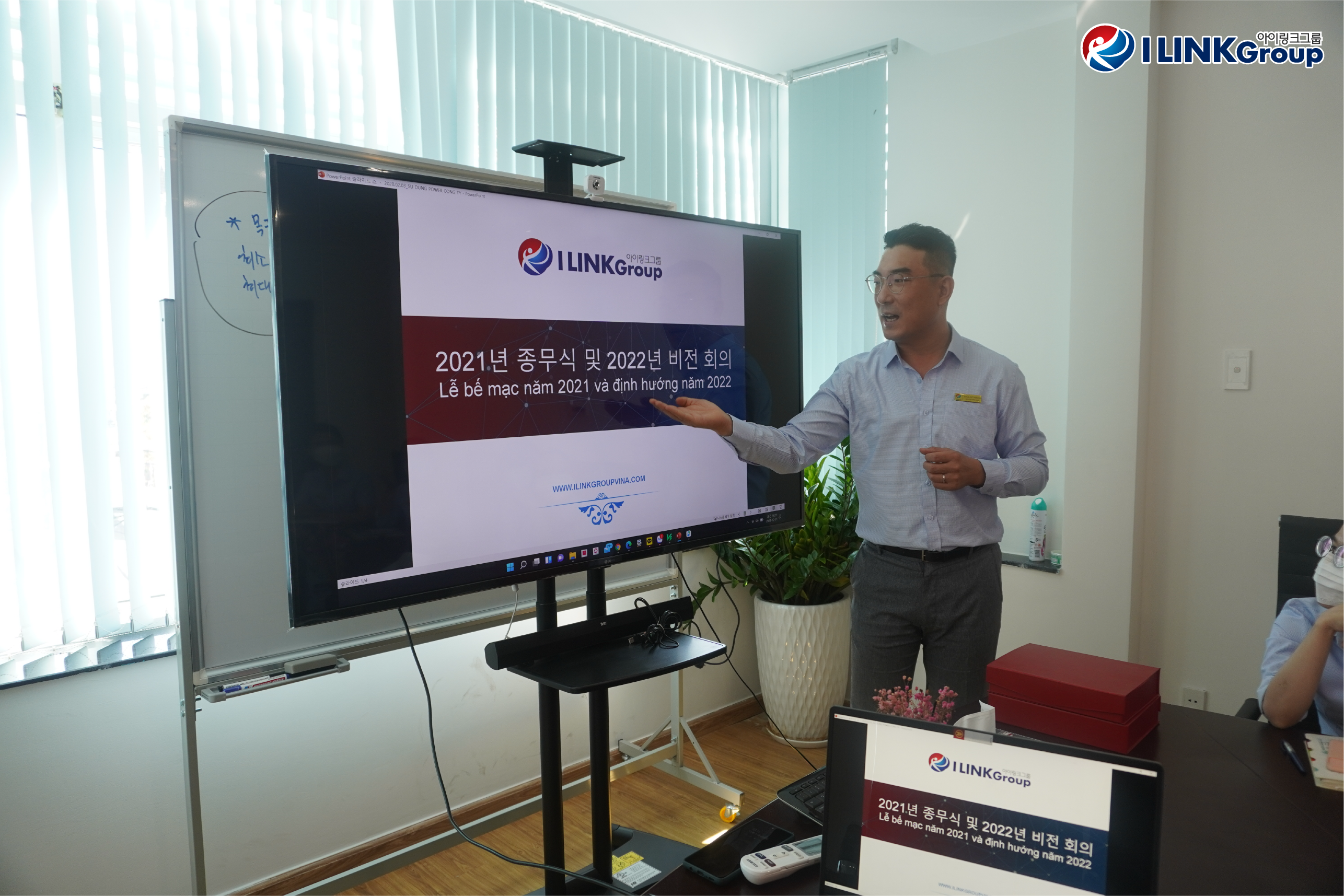 CEO Choi Joo Young mở đầu chủ đề cuộc họp